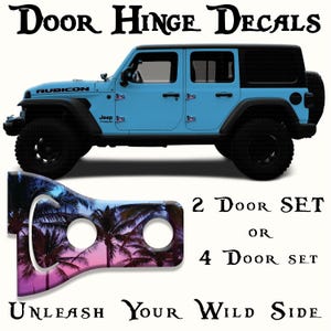 Op de afbeelding: Lichtblauwe Jeep Wrangler met zwarte wielen en de tekst "RUBICON" en "Jeep". De afbeelding toont ook een deur scharnier sticker met een tropisch zonsondergang ontwerp. Tekst luidt "DOOR HINGE DECALS", "2 DOOR SET OR 4 DOOR SET" en "UNLEASH YOUR WILD SIDE".