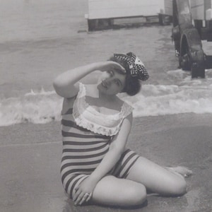 Carte postale de la belle au bord de la mer, vraie photo noir et blanc, scène de bord de mer, édouardien antique, vers 1910, rayé maillot de bain vintage belle femme inutilisé