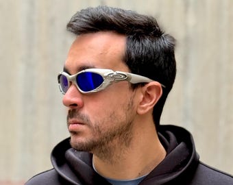 Oakley Plate Y2K Rare Vintage Gorpcore Polarized Sunglasses from the 1990s, rare vintage, silver-blue.