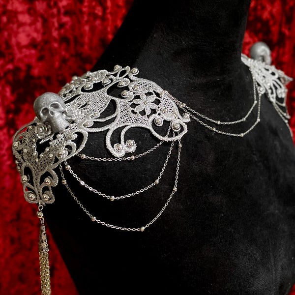Zilveren schedel epauletten schoudersieraden bloemen geborduurde metalen veterketting kwast handgemaakt accessoire Goth barok kostuumstuk