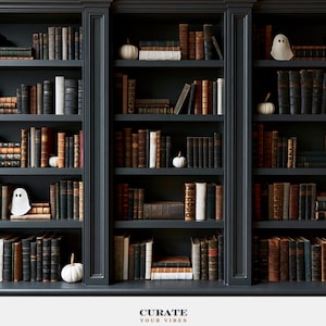 Puede incluir: Una gran estantería empotrada de color gris oscuro llena de numerosos libros antiguos en varios tonos de marrón, negro y crema. Pequeñas calabazas decorativas blancas y figuras de fantasmas se intercalan entre los libros. El texto CURATE YOUR VIBES está debajo.