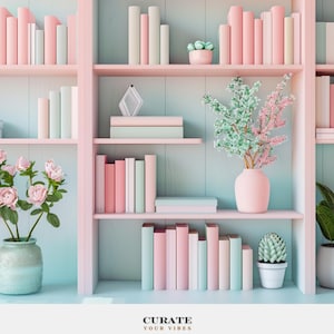 Op de afbeelding: Een boekenplank met meerdere niveaus in een pastelkleurenpalet van roze, lichtblauw en wit. De planken staan vol met boeken, vetplanten in potten en vazen met bloemstukken. De tekst CURATE YOUR VIBES staat onderaan.