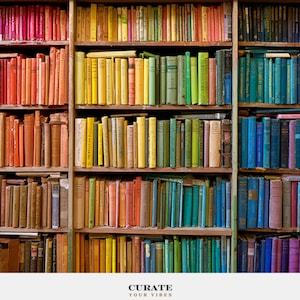 Pode incluir: Uma grande estante de madeira cheia de numerosos livros organizados por cor, criando um espectro de arco-íris em várias prateleiras. Os livros apresentam várias cores de lombada, incluindo vermelho, laranja, amarelo, verde, azul e roxo. Texto: CURATE YOUR VIBES.