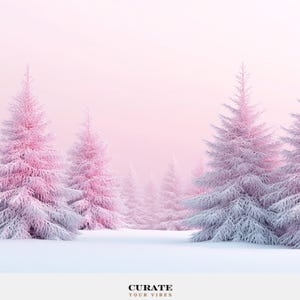 Op de afbeelding: Een winterse bosscène met meerdere groenblijvende bomen bedekt met een licht laagje sneeuw, tegen een zachte pastelroze lucht. De tekst CURATE YOUR VIBES staat in het zwart onderaan in het midden van de afbeelding.