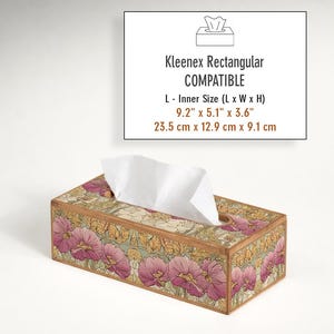 Könnte beinhalten: Rechteckige Taschentuchbox mit floralem Design. Die Box ist kompatibel mit Kleenex-Tüchern und hat Innenmaße von 23,5 cm x 12,9 cm x 9,1 cm. Sie zeigt ein Muster aus rosa Blüten und grünen Blättern.