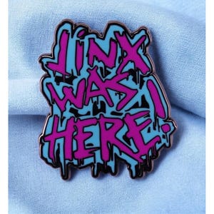 Jinx Arcane Enamel Pin: League of Legends Cosplay Accessory imagem 2