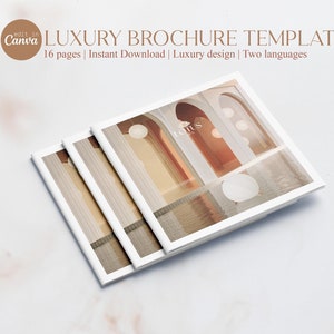 Peut inclure: Une pile de brochures au design moderne avec une photo d'une porte cintrée avec une piscine d'eau en arrière-plan. Le texte "LUXURY BROCHURE TEMPLATE" est en haut de l'image. Le texte "16 pages | Instant Download | Luxury design | Two languages" est sous le titre.