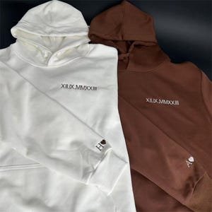 Gepersonaliseerde sweatshirt met capuchon, op maat geborduurde hoodie met Romeinse cijfers en initiaal op mouw, cadeaus voor verjaardagen, sweater voor geliefde