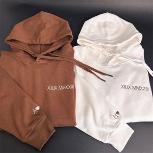 Gepersonaliseerd Valentijnsdagcadeau, custom geborduurde hoodie met Romeinse cijfers en initiaal op mouw, jubileumcadeaus, sweatshirts van geliefden