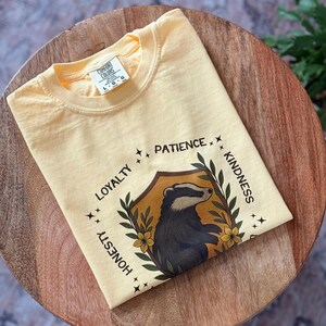Camiseta con el escudo de lealtad de la Casa del Mago, camiseta con la Paciencia, la Lealtad y la Dedicación, camiseta de la Escuela del Mago, camiseta de Fantasía, camiseta de la Casa del Tejón imagen 2