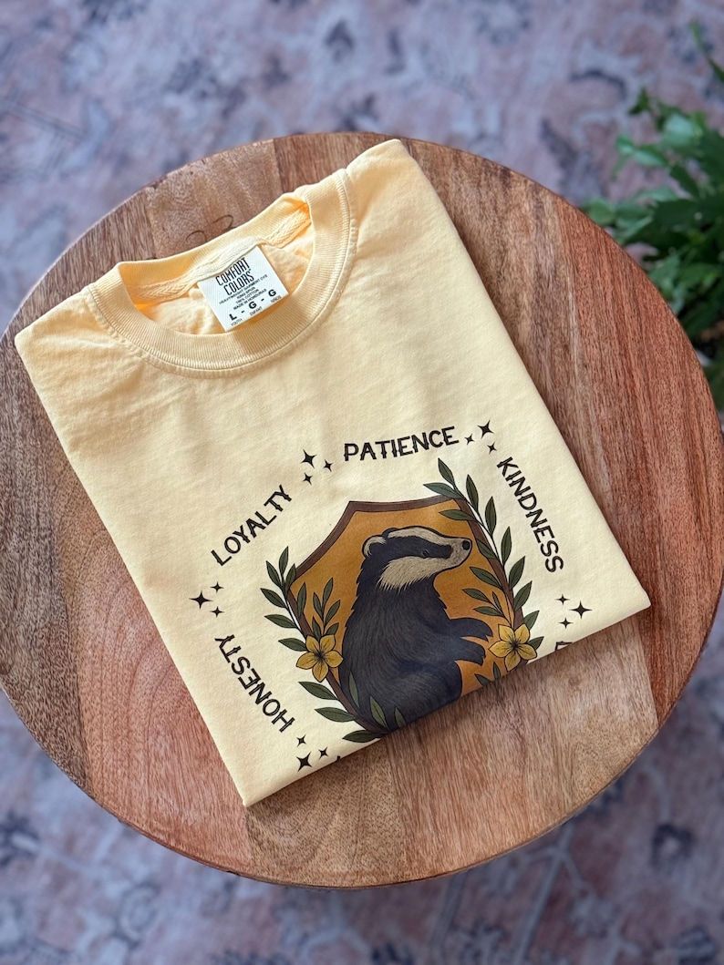 Camiseta con el escudo de lealtad de la Casa del Mago, camiseta con la Paciencia, la Lealtad y la Dedicación, camiseta de la Escuela del Mago, camiseta de Fantasía, camiseta de la Casa del Tejón imagen 2