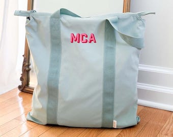 Sac fourre-tout Nomad Comfort Colors personnalisé, sac fourre-tout monogrammé brodé, sac fourre-tout zippé personnalisé avec initiale, cadeau idéal pour les voyages, la plage, le travail ou les enseignants