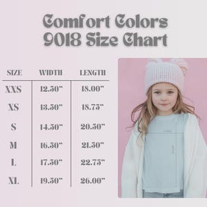 Puede incluir: Tabla de tallas para ropa Comfort Colors 9018, con medidas en pulgadas. La tabla incluye tallas XXS a XL, con las dimensiones correspondientes de ancho y largo. Una ni&ntilde;a peque&ntilde;a lleva una camiseta azul claro y un gorro de punto blanco.