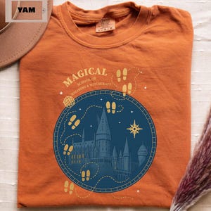 Chemise école magicien couleurs confort, chemise carte Traces magiques, t-shirt design château magique inspiré des maraudeurs, cadeau pour amateur d'aventures fantastiques