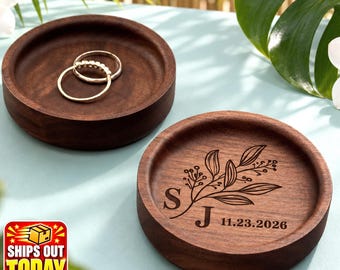 パーソナライズされた木製リングディッシュ：花の彫刻が施された結婚指輪ホルダー