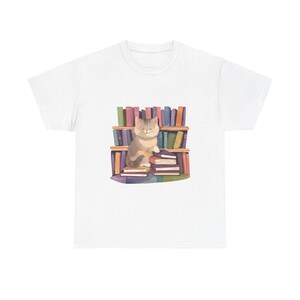 Süße Katze mit Bücher T-Shirt, Lese Kitty T-Shirt, Katzen Liebhaber Shirt, Bücherwurm Geschenk, Feline Leser Top