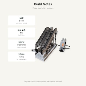 Puede incluir: Un modelo de bloques de construcción mecánico con componentes negros y grises y una batería conectada. El texto incluye Build Notes, 500 pieces, 1.5-2.5 hrs build time, Some experience recommended, 1 free reship, Digital PDF instructions included, AA batteries required.