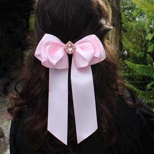 Fiocco per capelli in raso rosa baby: accessorio vintage fatto a mano