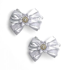 Noeuds pour cheveux en satin blanc : centre en perles et strass, accessoire fille fait main
