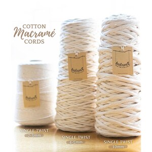 Può includere: Tre bobine di cordoncino in macramè di cotone naturale di diverse dimensioni. Le bobine sono etichettate "Single Twist" con lo spessore del cordoncino in millimetri: 2-3 mm, 4-5 mm e 10 mm.