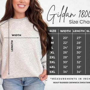 K&ouml;nnte beinhalten: Gr&ouml;&szlig;entabelle f&uuml;r Gildan 18000 schwere, gemischte Crewneck-Sweatshirts. Die Tabelle zeigt die Ma&szlig;e in Zoll f&uuml;r Breite, L&auml;nge und &Auml;rmell&auml;nge f&uuml;r die Gr&ouml;&szlig;en S bis 5XL.
