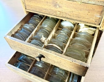 Antieke horlogemakerskast, volledig van glas, vintage horlogewerkplaats 1920