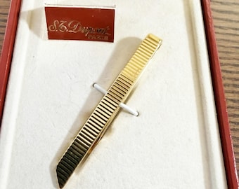 Vintage Krawattenklammer von S.T. Dupont Paris, goldfarbenes Guilloche-Muster, mit Schachtel