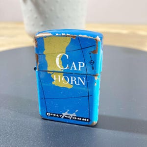 Briquet d'aventurier vintage thème Cap Horn carte années 70 design rétro