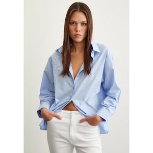 Camisa azul com detalhes em pedras preciosas brilhantes