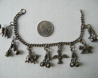 Pulsera vintage con dijes de campanas, elefante y camello
