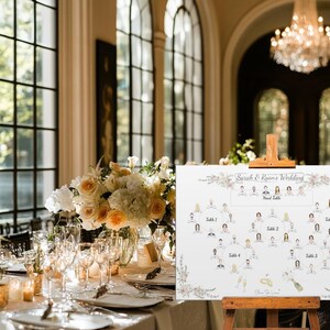 Pode incluir: Um mapa de assentos de casamento em um cavalete de madeira, com desenhos florais e o texto "Sarah & Ryan's Wedding". O gr&aacute;fico mostra as atribui&ccedil;&otilde;es de mesa com ilustra&ccedil;&otilde;es de convidados. A cena inclui uma mesa decorada com flores e vidraria.