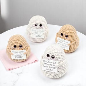 Poupée drôle de pomme de terre au crochet avec carte - Peluche à énergie positive, décoration d'abeille et de fleurs faite main, cadeau de pomme de terre en tricot, joli ornement pour la maison