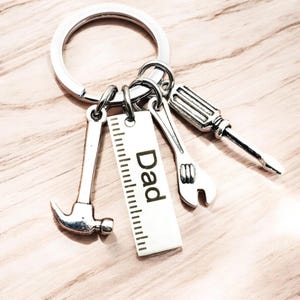 Llavero para papá con herramientas y borla: dijes de martillo, destornillador y llave inglesa. Colgante con letra de moda. Regalo para el Día del Padre. Decoración para bolso.