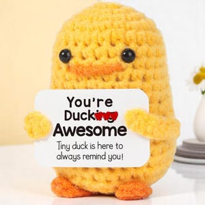 Boneca de pato de crochê engraçada com cartão – pelúcia de malha com energia positiva, presente de apoio de pato de lã, decoração de quarto fofa feita à mão para a mãe e o Natal
