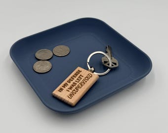Bandeja multiusos minimalista de plástico: organizador moderno para la entrada.