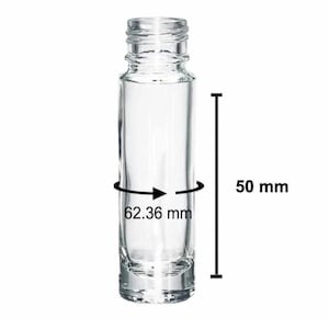 Puede incluir: Una botella de vidrio transparente con una abertura de rosca. La botella mide 5 cm de alto y 6,24 cm de ancho. La botella est&aacute; vac&iacute;a y es transparente, lo que permite ver a trav&eacute;s de ella. Dise&ntilde;ada para contener l&iacute;quidos.