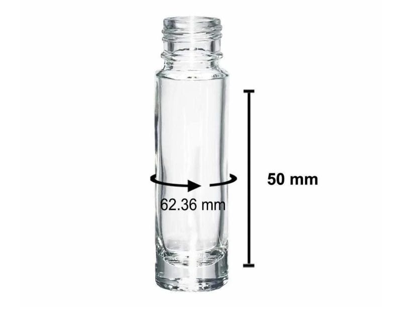 Puede incluir: Una botella de vidrio transparente con una abertura de rosca. La botella mide 5 cm de alto y 6,24 cm de ancho. La botella est&aacute; vac&iacute;a y es transparente, lo que permite ver a trav&eacute;s de ella. Dise&ntilde;ada para contener l&iacute;quidos.