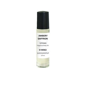 Puede incluir: Un frasco roll-on de vidrio transparente con tapa negra. La etiqueta dice "AMBERY SAFFRON Unisex Fragrance Body Oil O-M563 QUEEN2KEEPUP 1/3 oz."