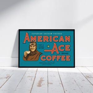 Può includere: Un poster rettangolare incorniciato con sfondo verde acqua che presenta un'illustrazione in stile vintage di un aviatore con berretto da volo e occhiali marroni che tiene in mano una tazzina da caffè bianca. Il testo recita American Ace Coffee, Superior Vacuum Packed.