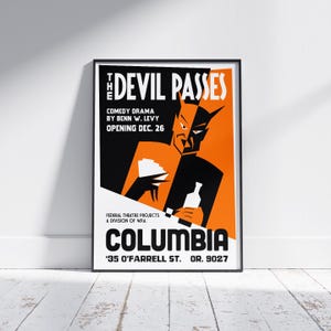 Puede incluir: Un póster enmarcado de "The Devil Passes", una comedia de Benn W. Levy, que se estrena el 26 de diciembre. El póster presenta una figura de diablo estilizada en negro y naranja, sosteniendo cartas y una botella. También se anuncia el teatro Columbia.