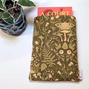 Cozy Forest Book Sleeve, Mushroom Book Protector, Woodsy Book Sleeve, Padded Kindle Sleeve, Book Journal Cover, Hardcover paperback sleeve