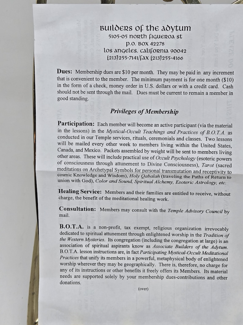Puede incluir: Documento impreso de Builders of the Adytum, una organizaci&oacute;n religiosa. El texto incluye informaci&oacute;n de contacto, cuotas de membres&iacute;a, privilegios y una descripci&oacute;n de las actividades y ense&ntilde;anzas de la organizaci&oacute;n. El documento est&aacute; en papel blanco.