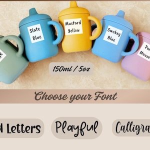 Pode incluir: Cinco copos de silicone com tampas em diferentes cores: verde s&aacute;lvia, azul ard&oacute;sia, amarelo mostarda, azul fumegante e malva p&aacute;lido. Cada copo tem um r&oacute;tulo com uma cor e um nome. Os copos t&ecirc;m uma capacidade de 150 ml / 5 oz. Escolha a sua fonte: Letras em negrito, Brincalh&atilde;o, Caligrafia.