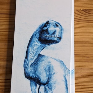 Pode incluir: Uma ilustração azul e branca de um dinossauro com pescoço comprido e cabeça pequena. O dinossauro é desenhado em um estilo realista com sombreamento detalhado.