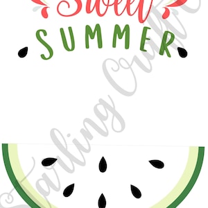 Może przedstawiać: Białe tło z napisem "Sweet Summer" w czerwonej i zielonej czcionce. Na dole plaster arbuza z czarnymi pestkami i zieloną sk&oacute;rką. Projekt nawiązuje do letniego, owocowego motywu.