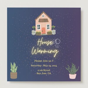 Puede incluir: Una invitación a una inauguración de casa con una ilustración de una casa rosa, dos figuras de palo y el texto "House Warming" en amarillo. La invitación incluye la fecha, la hora y la dirección del evento.