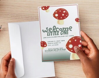 Op de afbeelding: Een witte babyborrel uitnodiging met een groene en witte achtergrond. De uitnodiging heeft een cartoon illustratie van rode en witte paddenstoelen en de tekst "Welcome Little One". De uitnodiging bevat ook de tekst "Join us in celebrating baby boy Aaron" en de datum en tijd van de borrel.