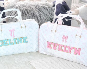 Bolsa de lona personalizada con lazo Coquette: bolsa de viaje y gimnasio con nombre personalizado y estética preppy para niñas preadolescentes y adolescentes, bolsa acolchada para pijamadas de fin de semana.