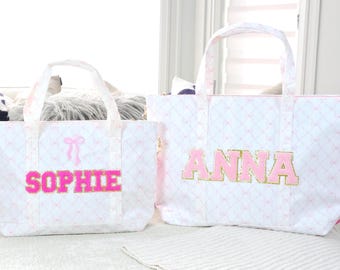 Bolsa de mano acolchada con estampado de lazo personalizado: bolsa para portátil y de fin de semana con nombre personalizado, bolsa de viaje elegante y coqueta para preadolescentes y adolescentes.