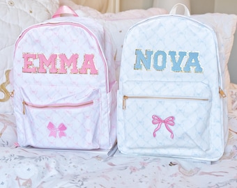 Mochila personalizada con estampado de lazo: mochila escolar con parche de chenilla y nombre personalizado, mochila ligera de nailon con estética preppy para niñas.
